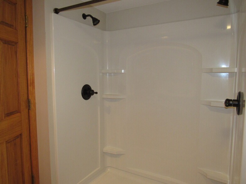 Building Photo - 233 Manor Dr