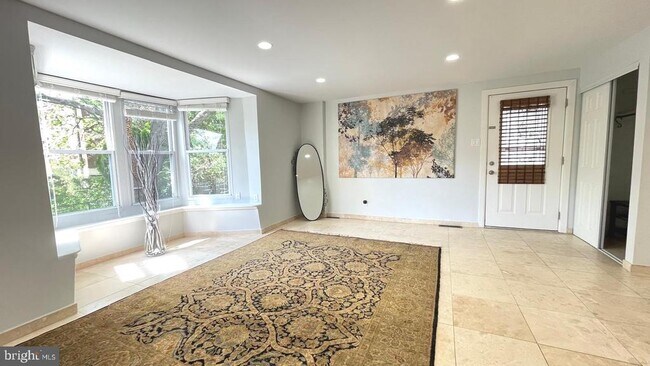 Building Photo - 324 Avon St