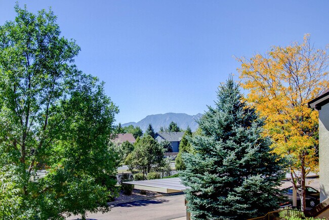 Building Photo - Delightful Condo in gated community!!