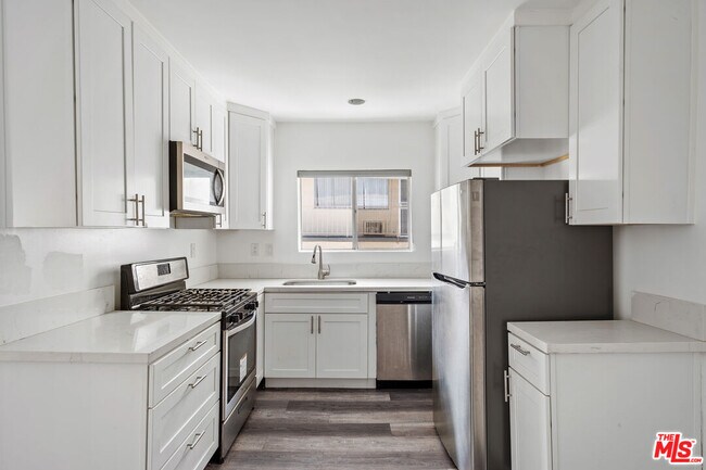 Building Photo - 733 Hayworth Ave