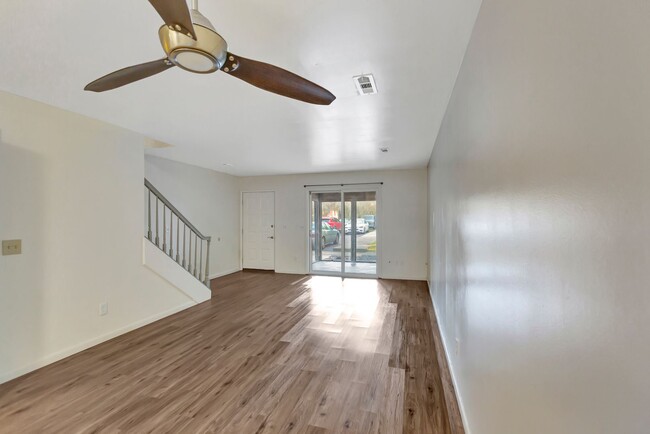 Building Photo - Charming Townhome with Easy Ashley River A...