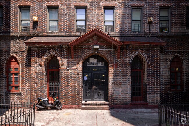 Entrance - 921 Montgomery St