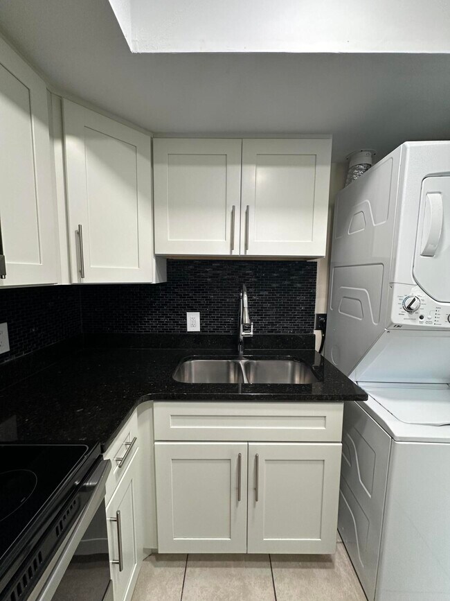 Building Photo - 837 Hickory St