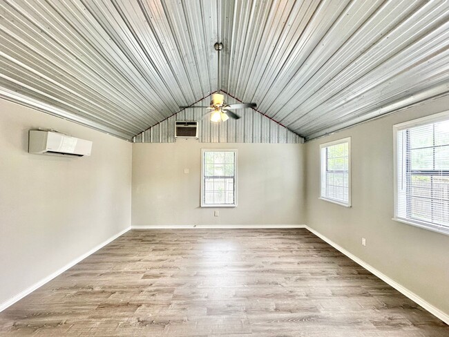 Building Photo - Available Now! Charming & Updated 3-Bedroo...