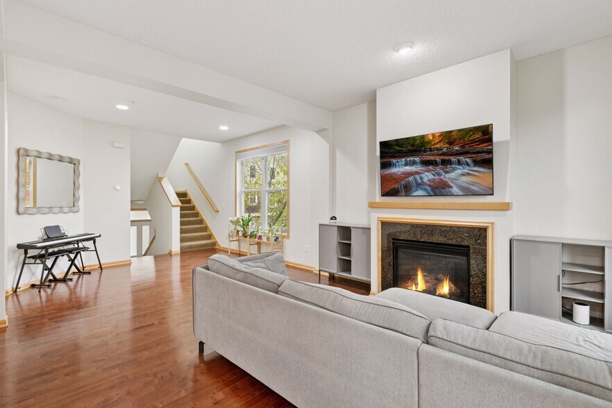 Building Photo - 10749 Falling Water Ln