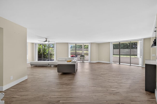 Building Photo - 4770 Fountains Dr S