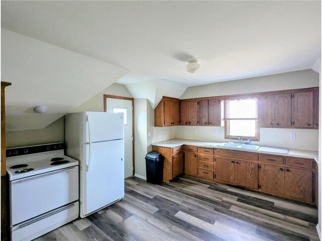 Building Photo - 825 Jessamine Ave E