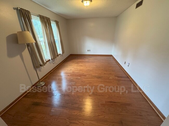 Building Photo - 123 Trestlewood Dr