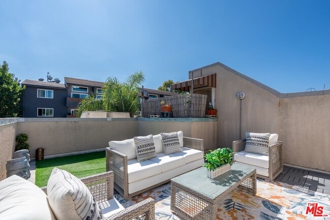 Building Photo - 102 N Sweetzer Ave