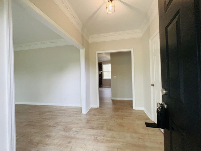 Building Photo - Newly Renovated Home on Quiet Neighborhood