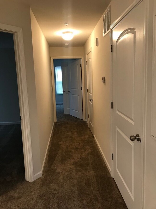 Building Photo - Bright & Inviting 2-Bedroom Condo in Prime...