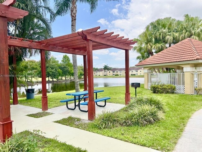 Building Photo - 731 Vista Isles Dr