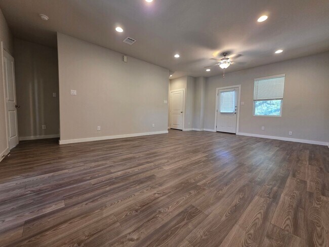 Building Photo - Townhome for Rent