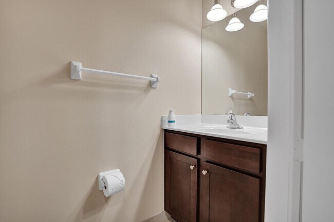 Building Photo - Gorgeous Townhome in Parkland