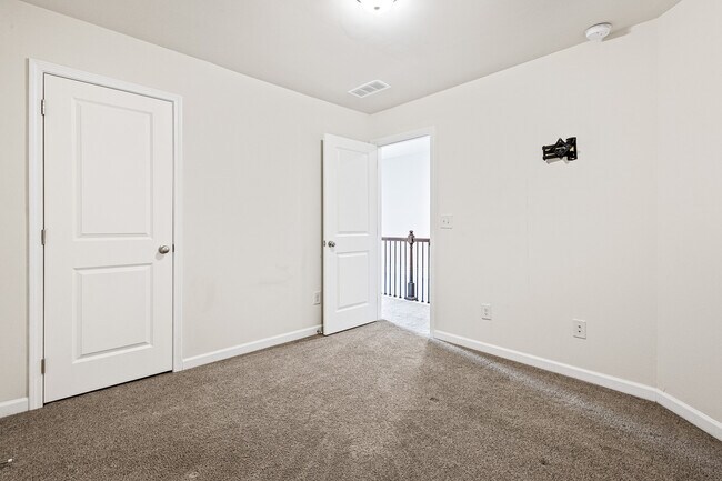 Building Photo - 776 Crestwell Cir SW