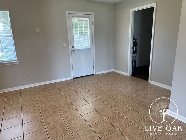 Building Photo - MOVE IN SPECIAL: $500 OFF 1ST MONTH'S RENT!**