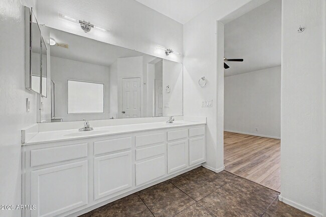 Building Photo - 930 E Harwell Rd