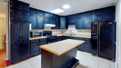 Building Photo - 362 Camelot Pky