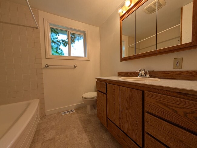 Building Photo - 3-Bedroom, 1-Bath Home Near River Road In ...