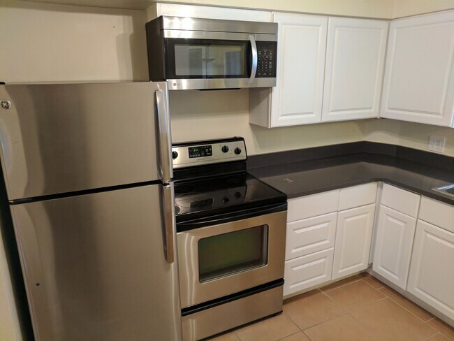 Building Photo - West Wash Park 2/1 Lots of Light, Mountain View and Reserved Parking!!