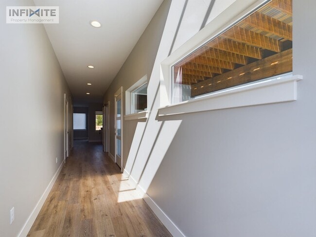 Building Photo - Bozeman Stunner!