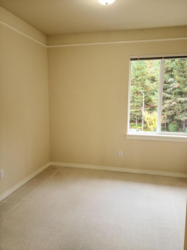 Building Photo - Spacious two bedroom condo!