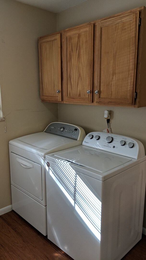 Building Photo - AUGUST 2026!!!  2 bedroom, 1.5 bath 2-story condo in Coralville