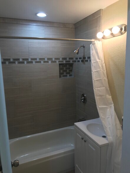 Building Photo - 7881 Hyssop Dr