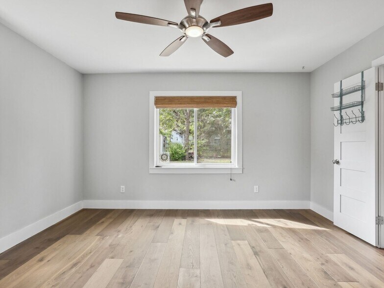 Building Photo - 1109 Sahara Ave