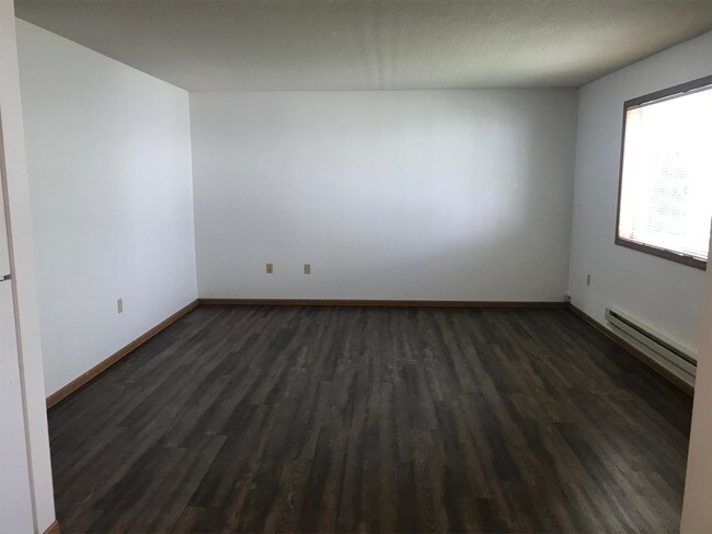 Building Photo - 916 6th St S