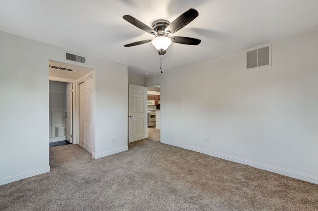 Building Photo - Charming 2 Bed 2 Bath!