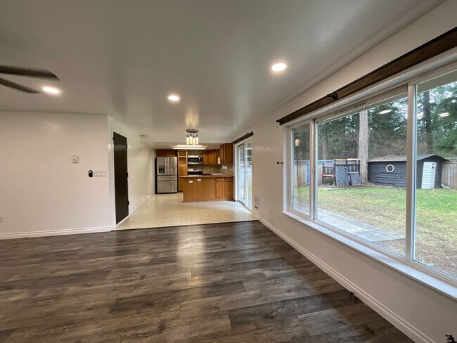 Building Photo - Beautiful 3 Bedroom 2 Bath Home at Lawrence Lake!