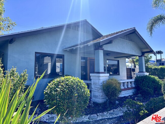 Building Photo - 736 Redondo Ave