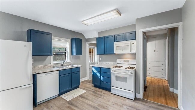 Building Photo - 828 15th St SW