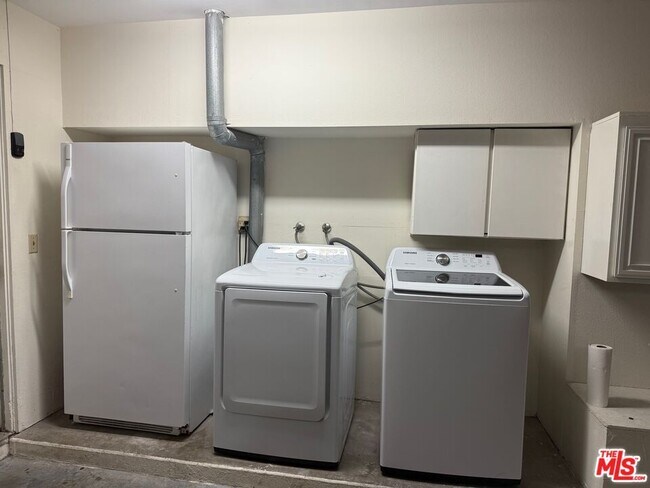 Building Photo - 1547 Palisades Dr