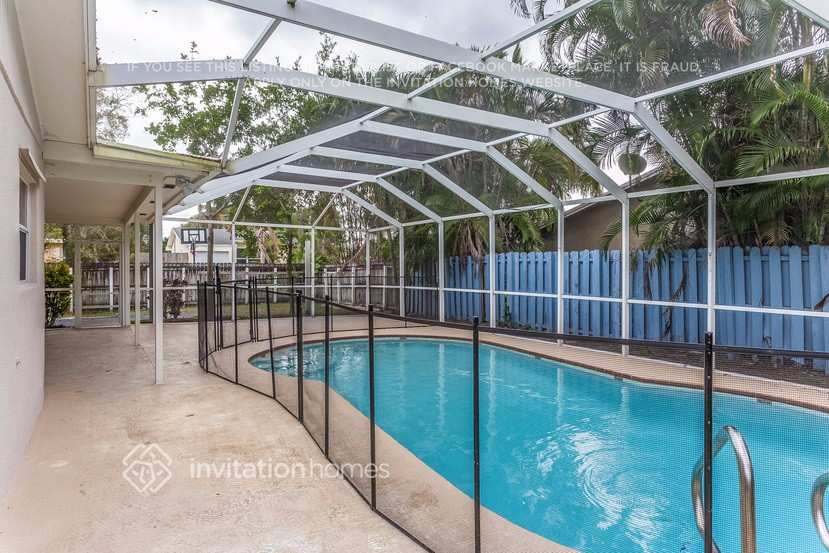 Building Photo - 1000 NW 93rd Terrace