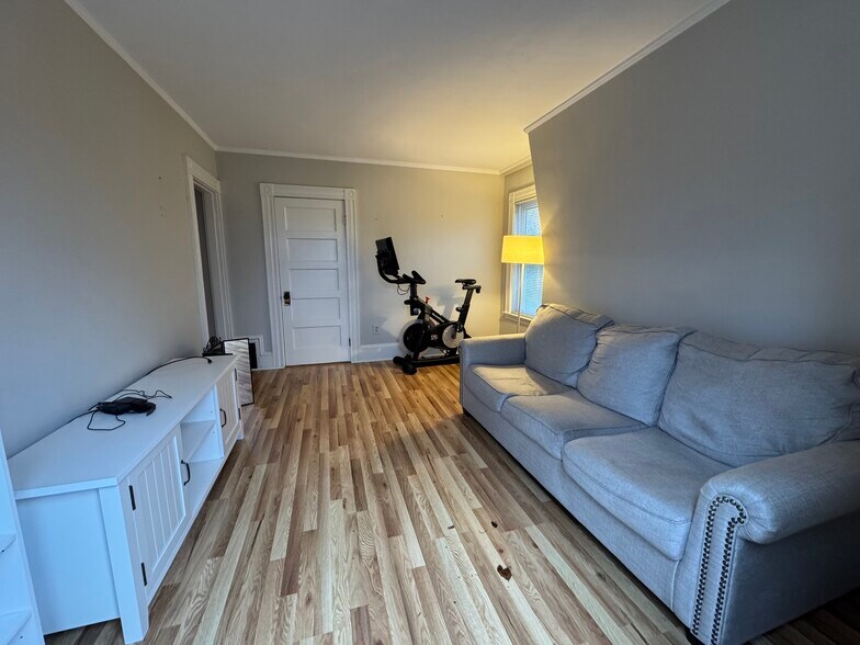 Building Photo - 204 Bridge St