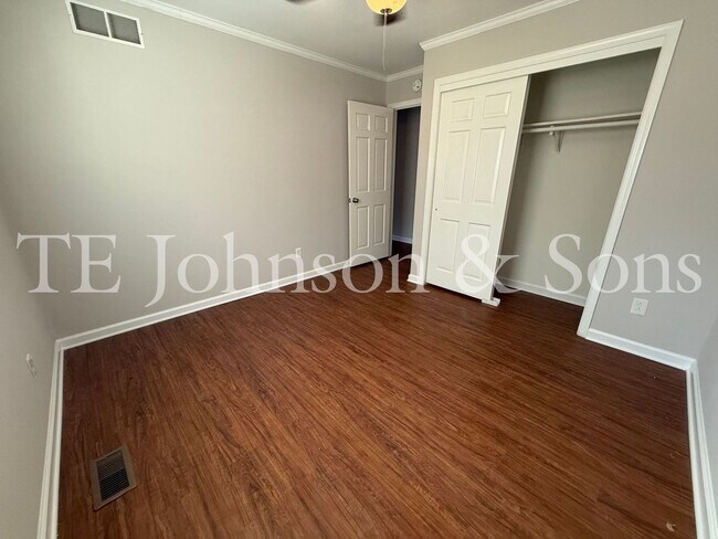 Building Photo - Modern 2-Bedroom with Granite Finishes & F...