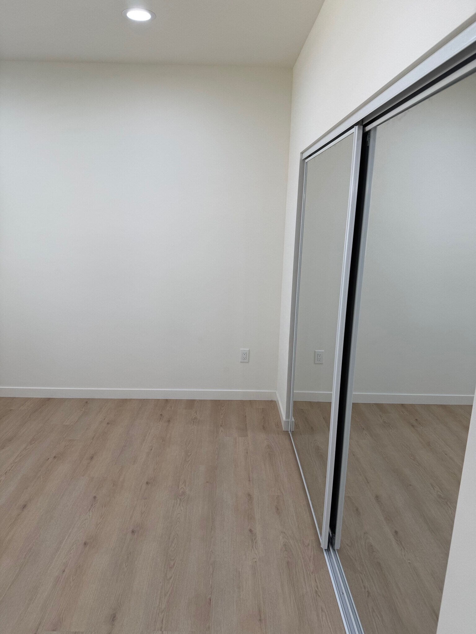 Room - 15030 Hesby St