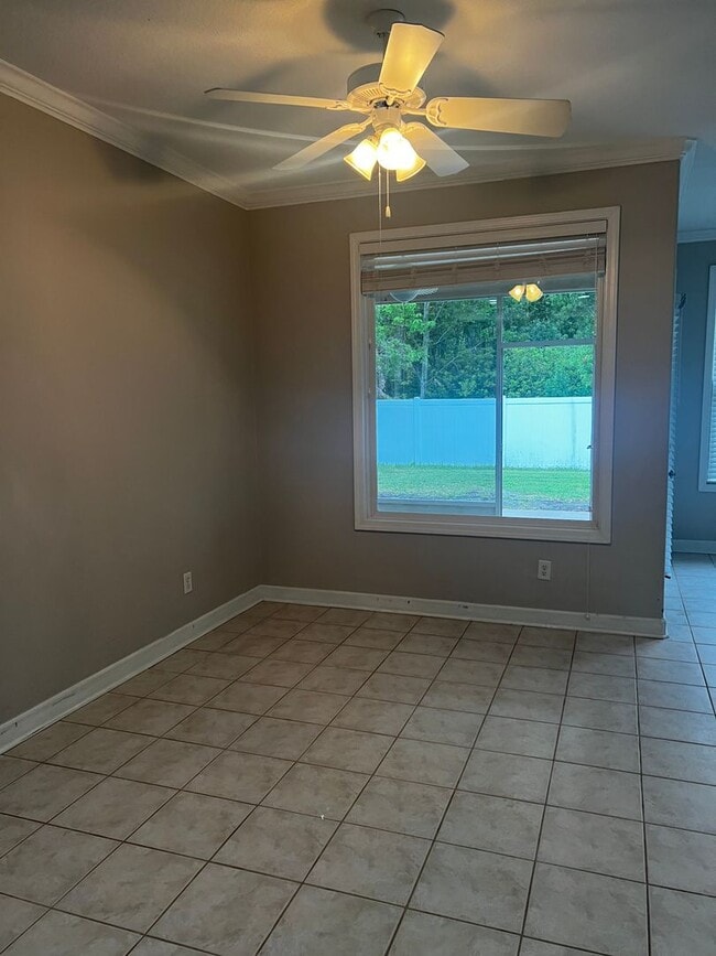 Building Photo - 3/2 fenced in yard with pool access!