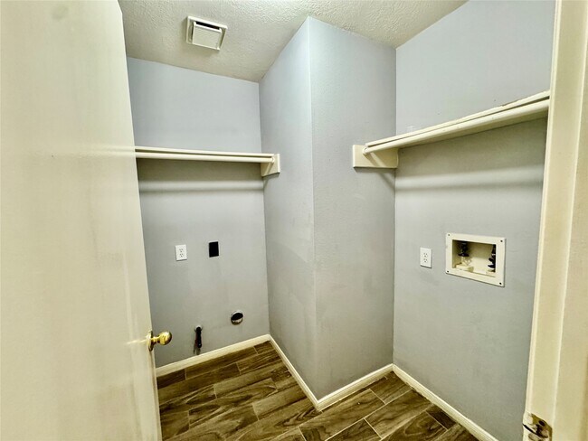 Building Photo - 16214 Mission Glen Dr