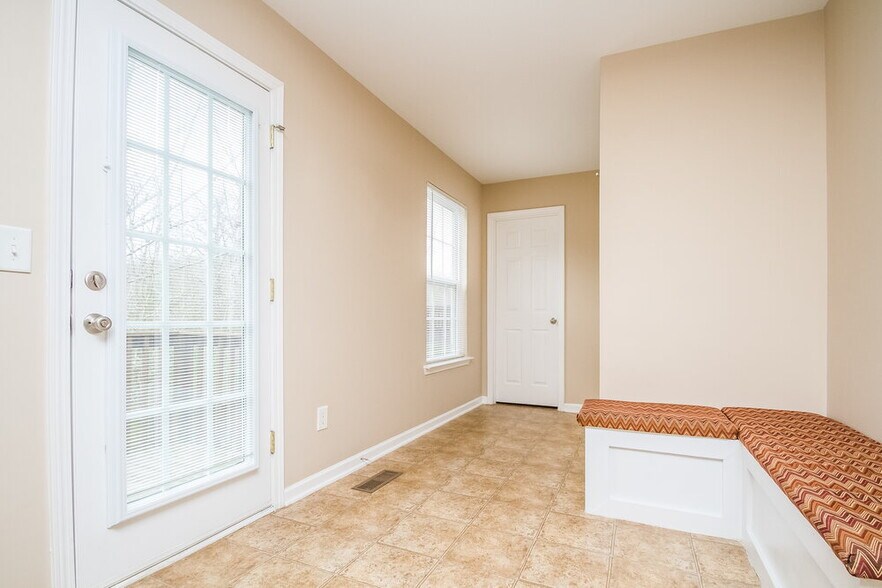 Building Photo - 1549 Bridgecrest Dr