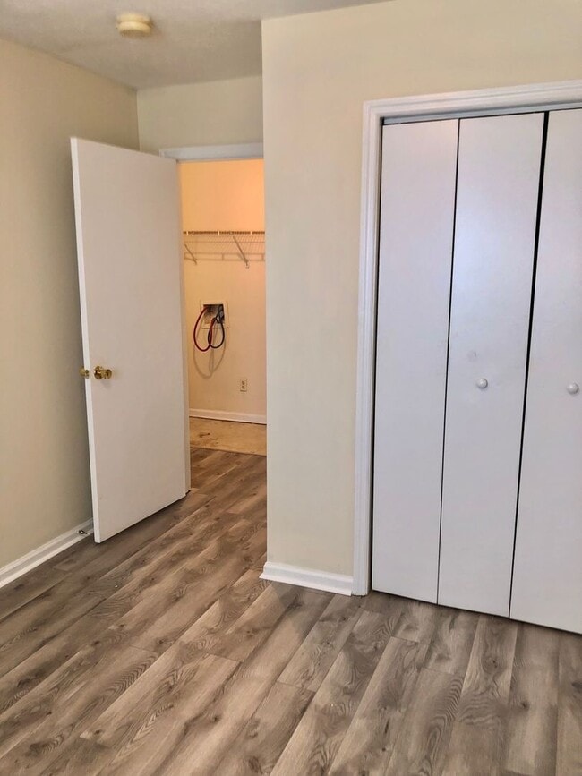 Building Photo - Winburn 2 bdrm 3rd floor apt     260319