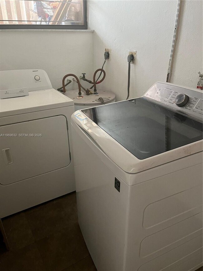 Building Photo - 6548 Racquet Club Dr