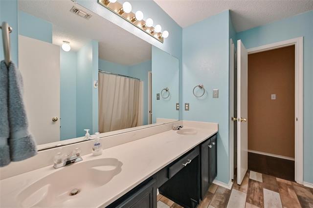 Building Photo - 907 Clear Creek Dr