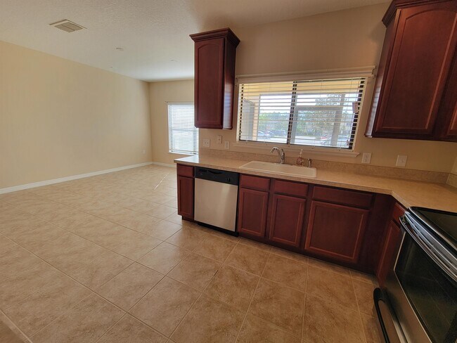 Building Photo - 2223 Seven Oaks Dr