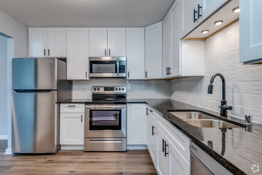 2 BR, 1.5 BA - 1,026SF - Whitnall Pointe Apartments