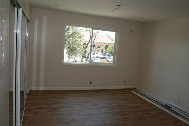 Building Photo - 400 N Acacia Ave