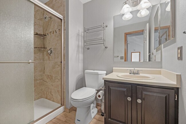 Building Photo - Spacious 3BR/3BA Condo w/ Loft & Vaulted Ceilings!