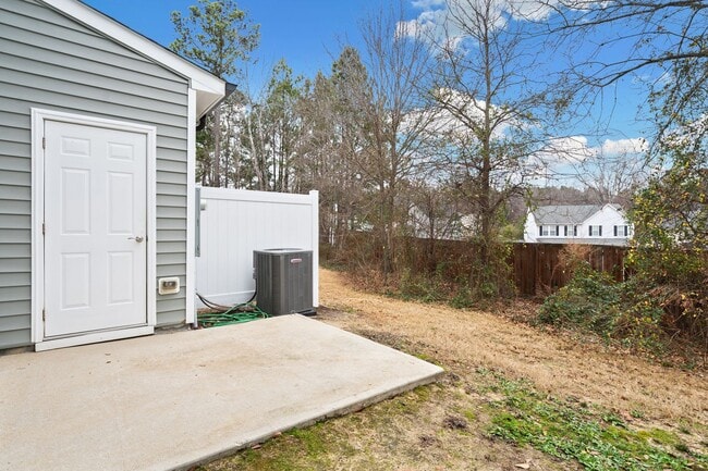 Building Photo - Stylish and Spacious 3 Bedroom, 2.5 Bathroom End-Unit Townhome w/ Garage! - ** SPECIAL OFFER: HAL...